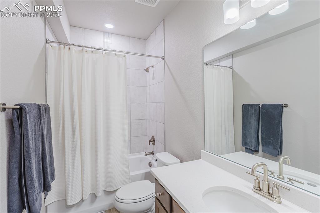 Image 34 of 43: Bathroom