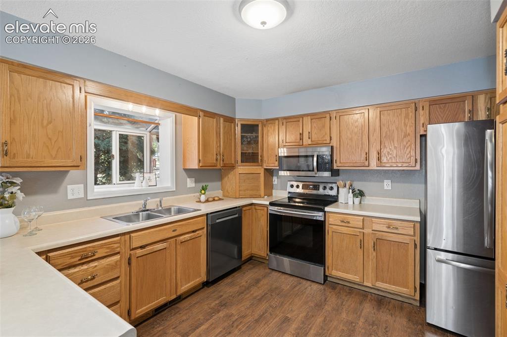 Image 11 of 36: Kitchen