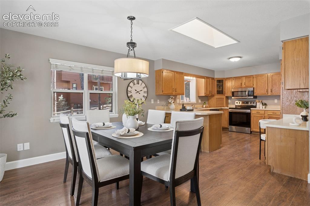 Image 13 of 36: Dining Area
