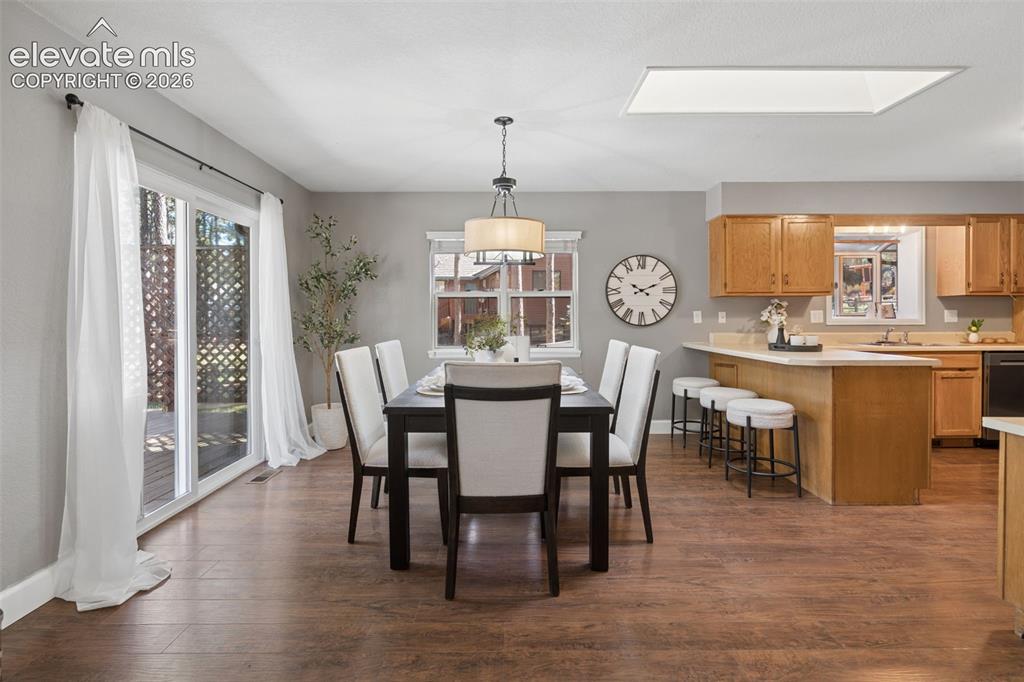 Image 14 of 36: Dining Area