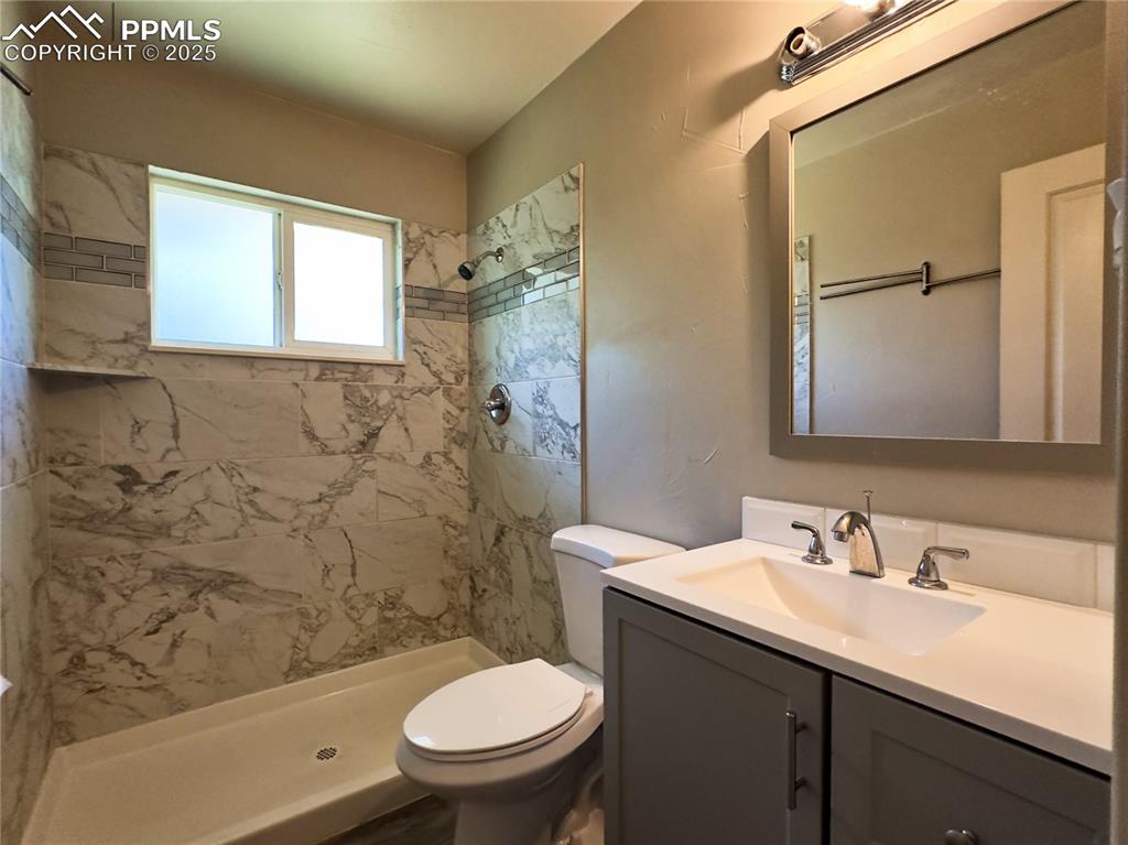 Image 11 of 24: Bathroom