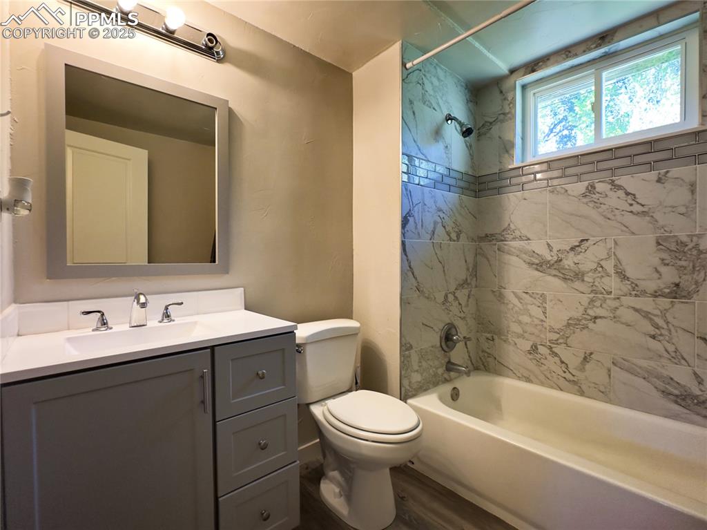 Image 16 of 24: Bathroom