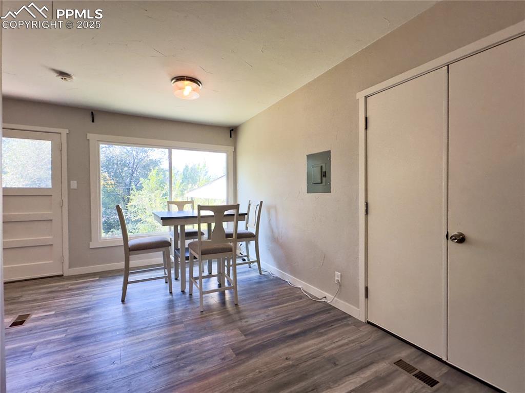 Image 5 of 24: Dining Area