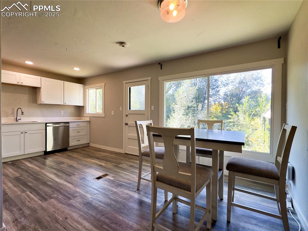 Image 6 of 24: Dining Area