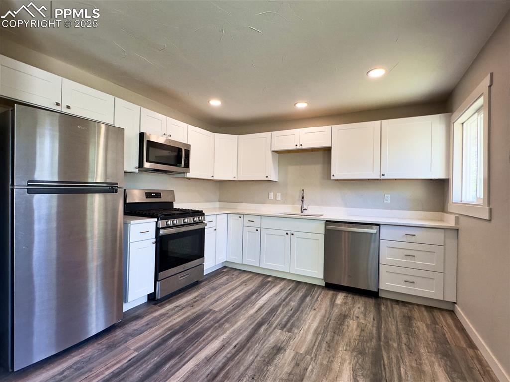 Image 7 of 24: Kitchen