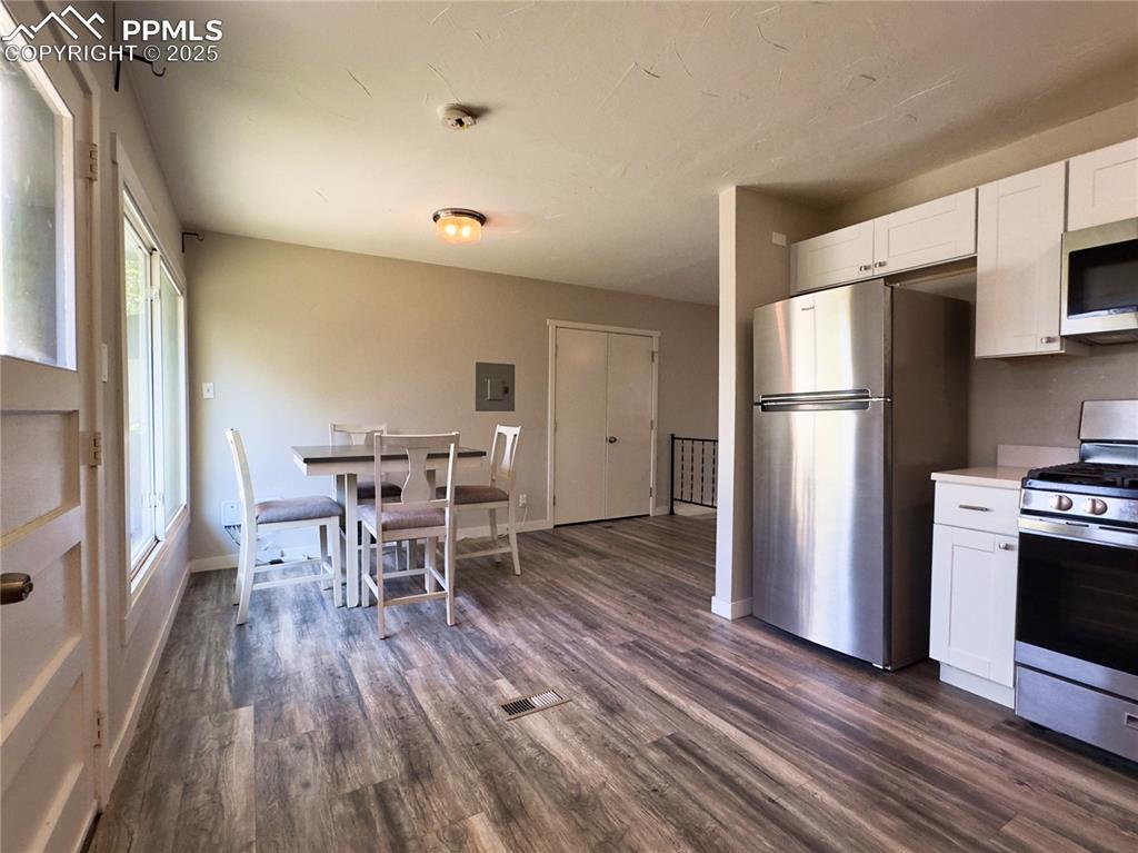 Image 8 of 24: Kitchen