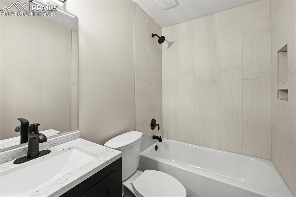 Image 19 of 38: Bathroom