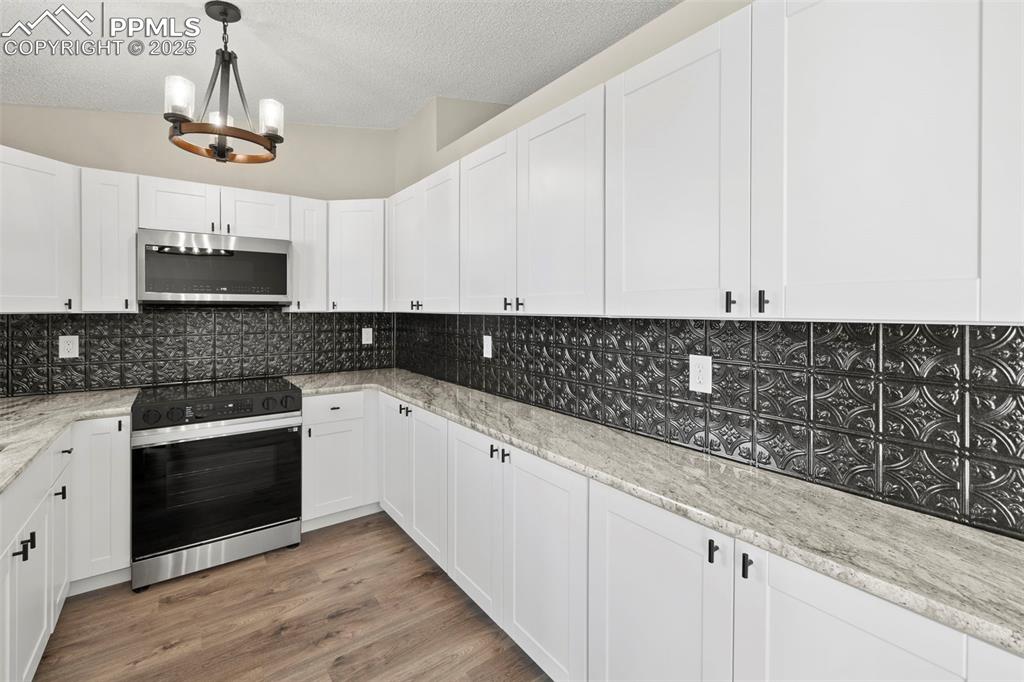 Image 9 of 38: Kitchen