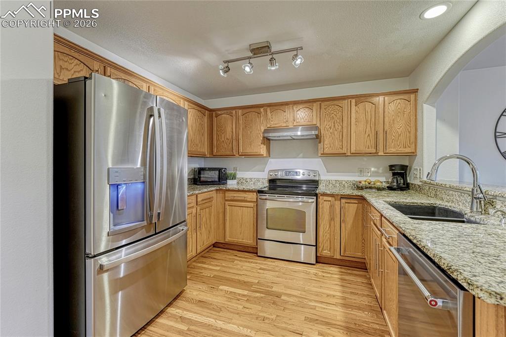 Image 14 of 50: Kitchen