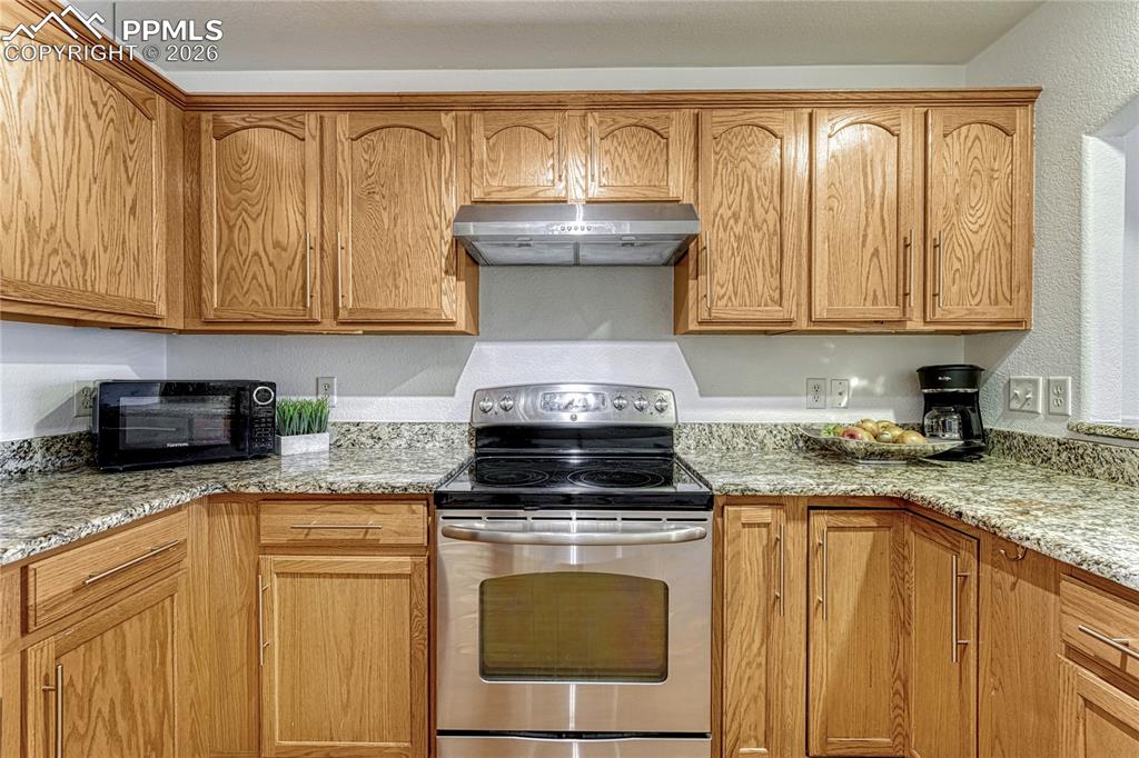 Image 15 of 50: Kitchen