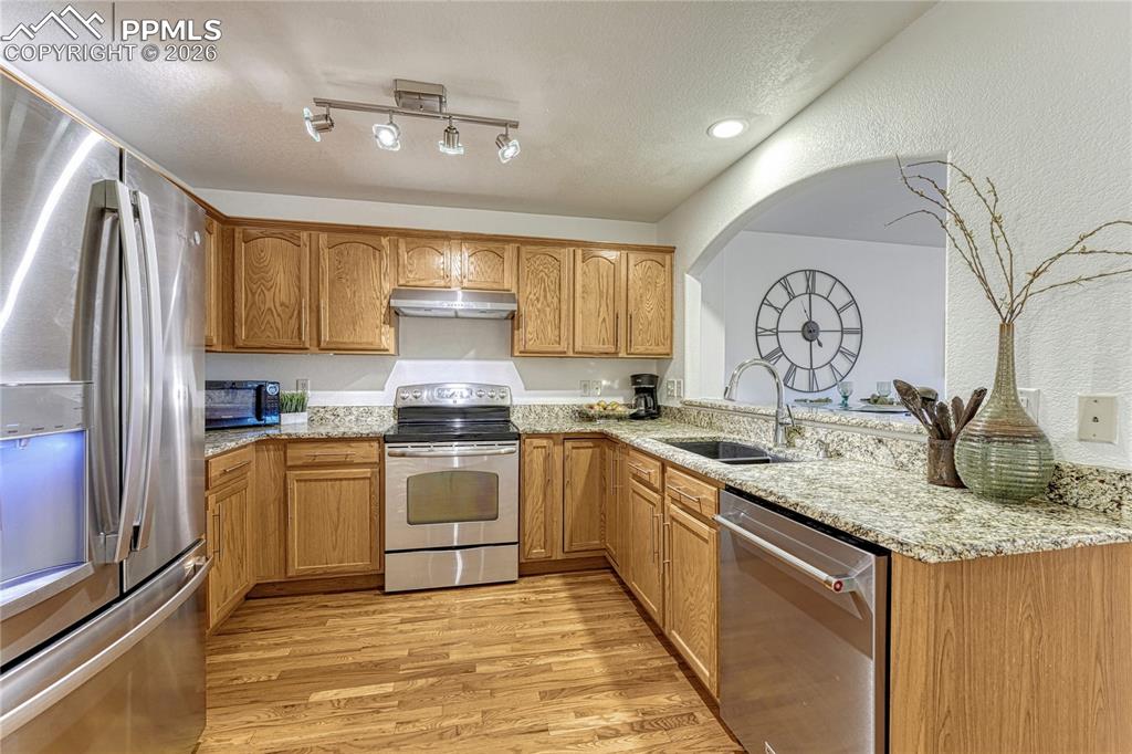 Image 16 of 50: Kitchen