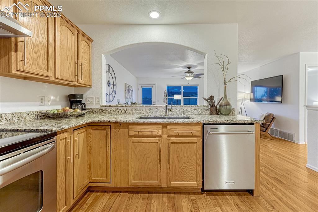 Image 17 of 50: Kitchen