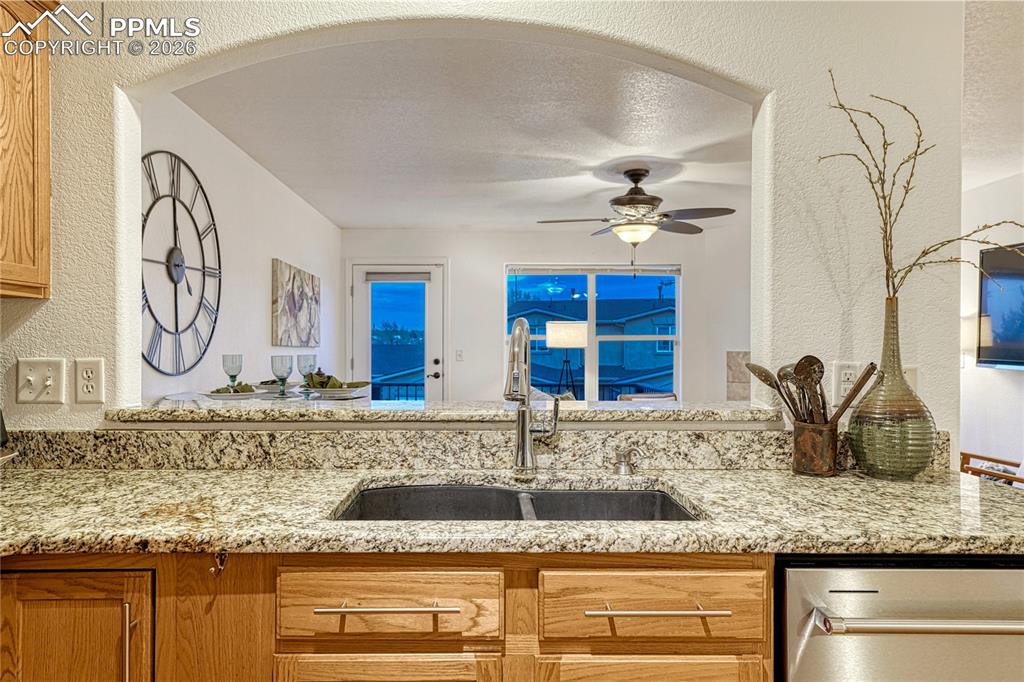 Image 18 of 50: Kitchen