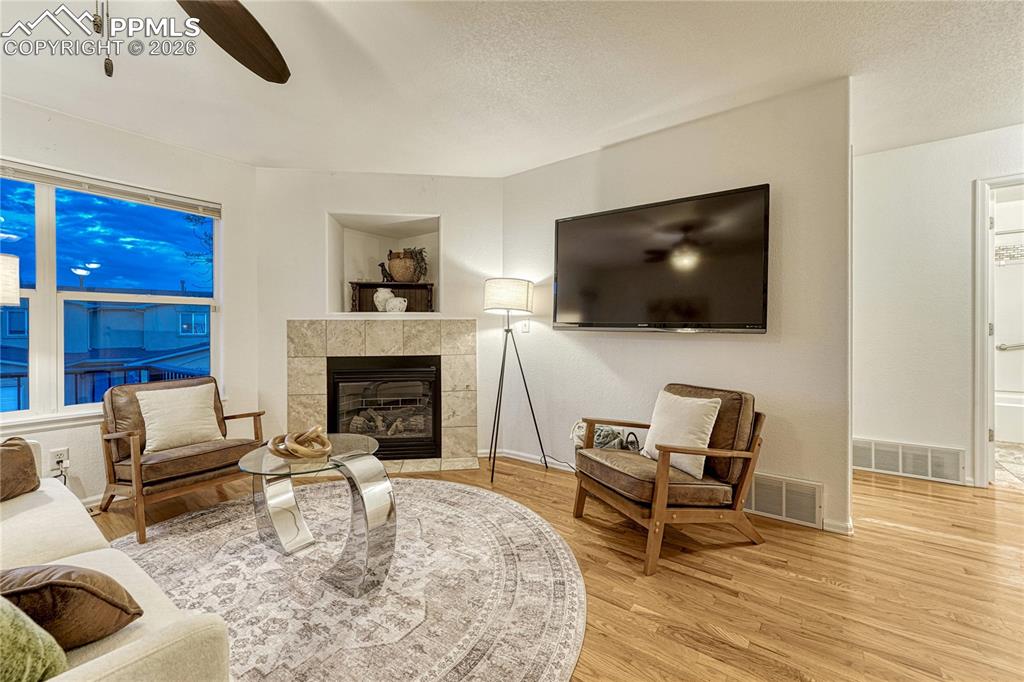 Image 19 of 50: Living Room