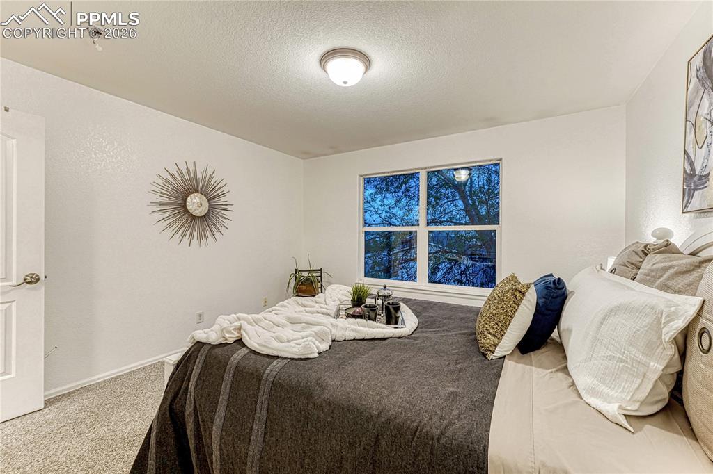 Image 23 of 50: Bedroom