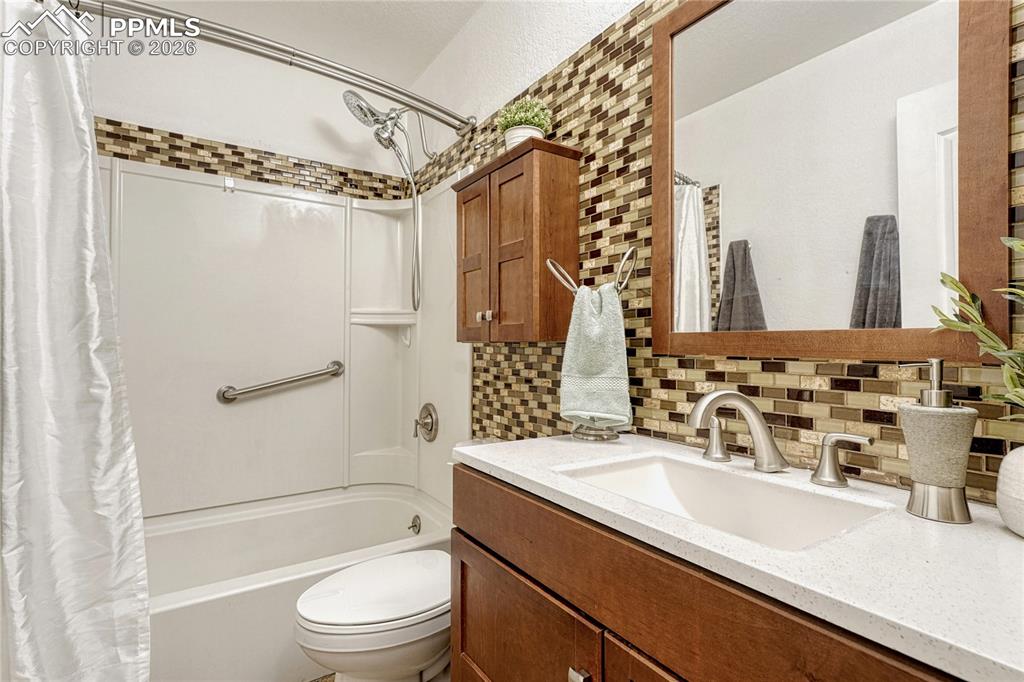 Image 26 of 50: Bathroom