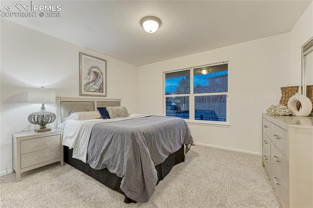 Image 28 of 50: Bedroom