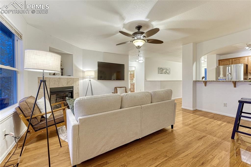 Image 29 of 50: Living Room