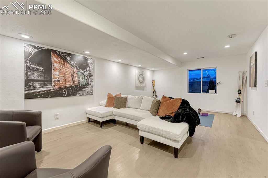 Image 32 of 50: Living Room