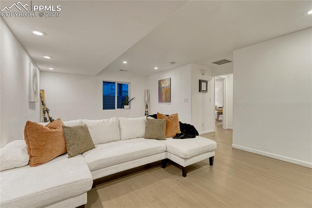 Image 34 of 50: Living Room