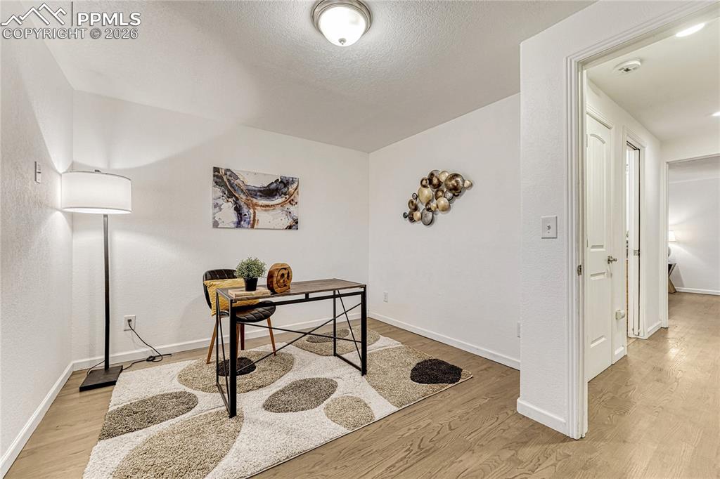 Image 35 of 50: Office