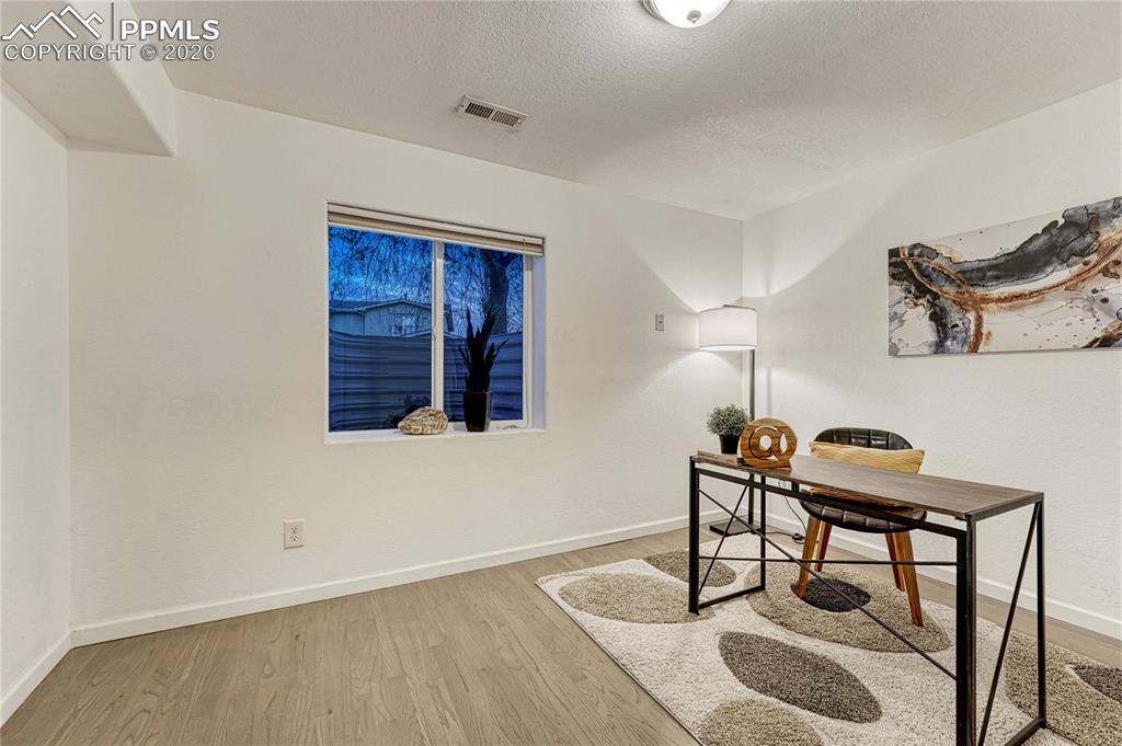 Image 36 of 50: Office