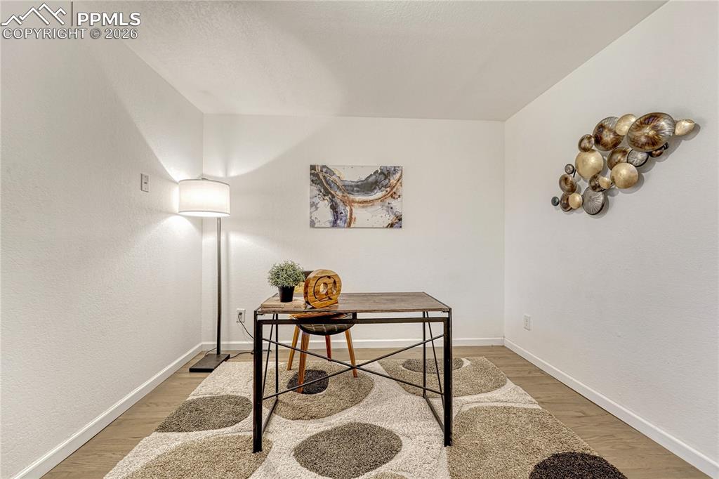 Image 37 of 50: Office