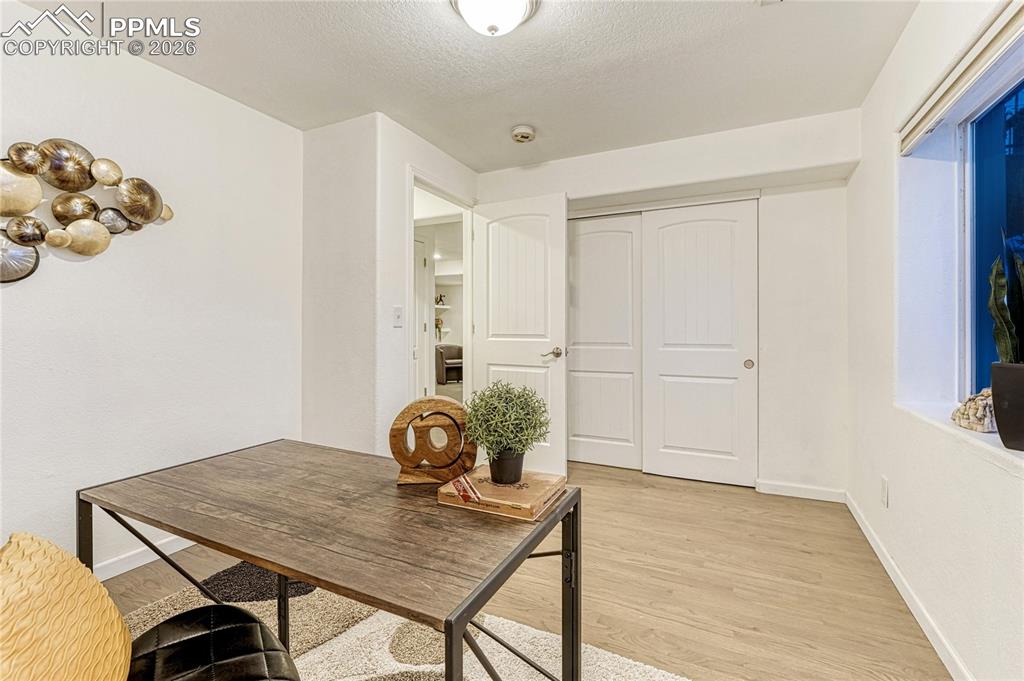 Image 38 of 50: Office