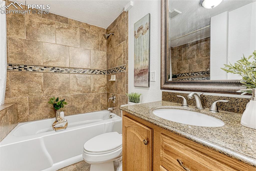 Image 39 of 50: Bathroom