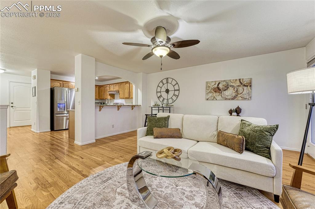 Image 5 of 50: Living Room