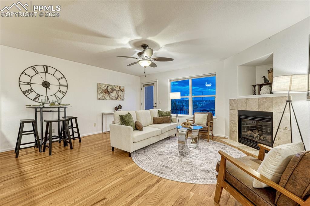 Image 6 of 50: Living Room