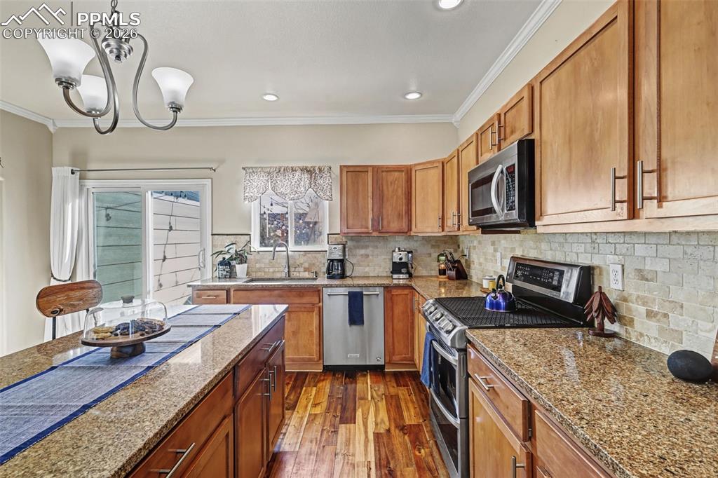 Image 10 of 40: Kitchen