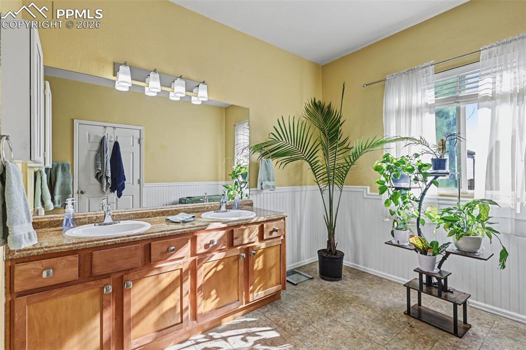 Image 16 of 40: Bathroom