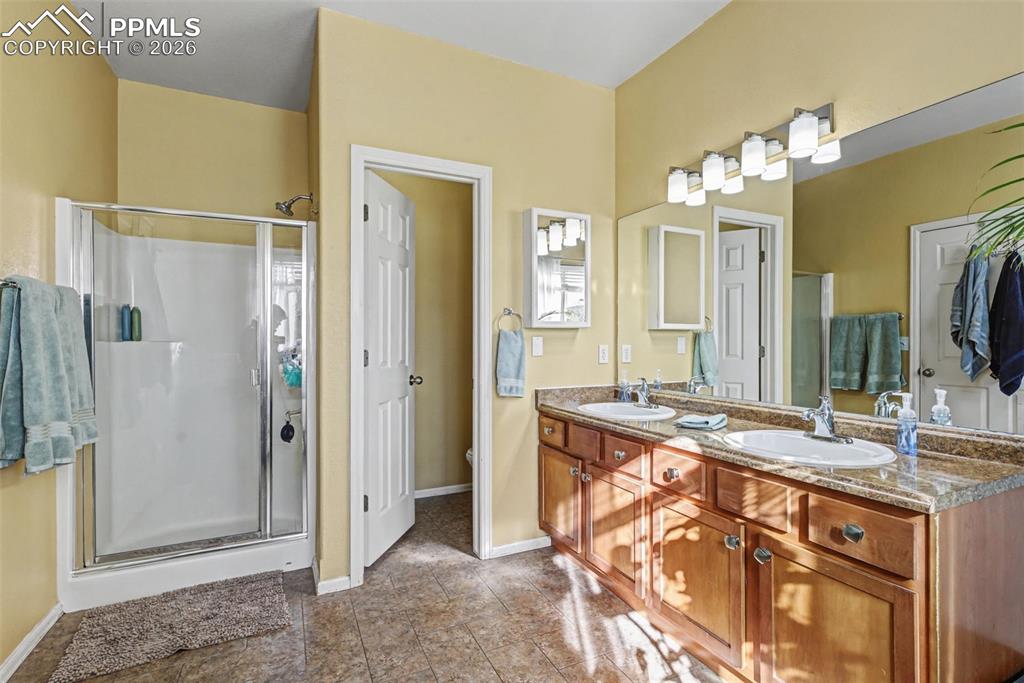 Image 17 of 40: Bathroom