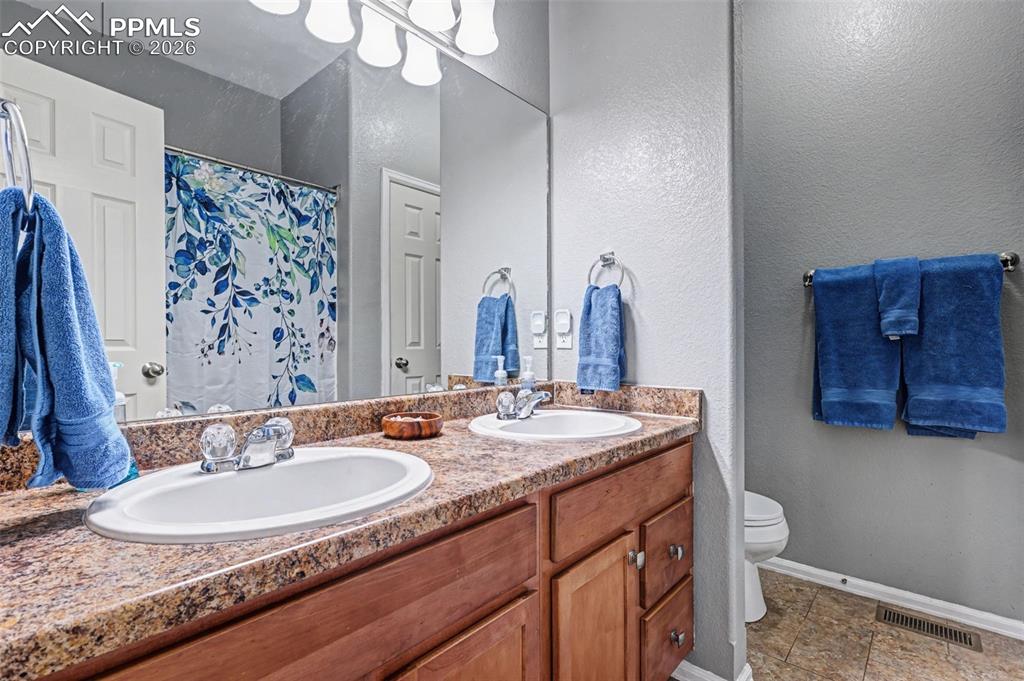 Image 21 of 40: Bathroom