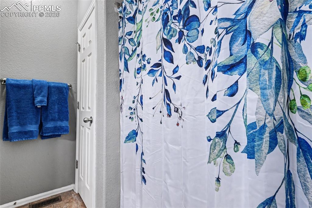 Image 22 of 40: Bathroom