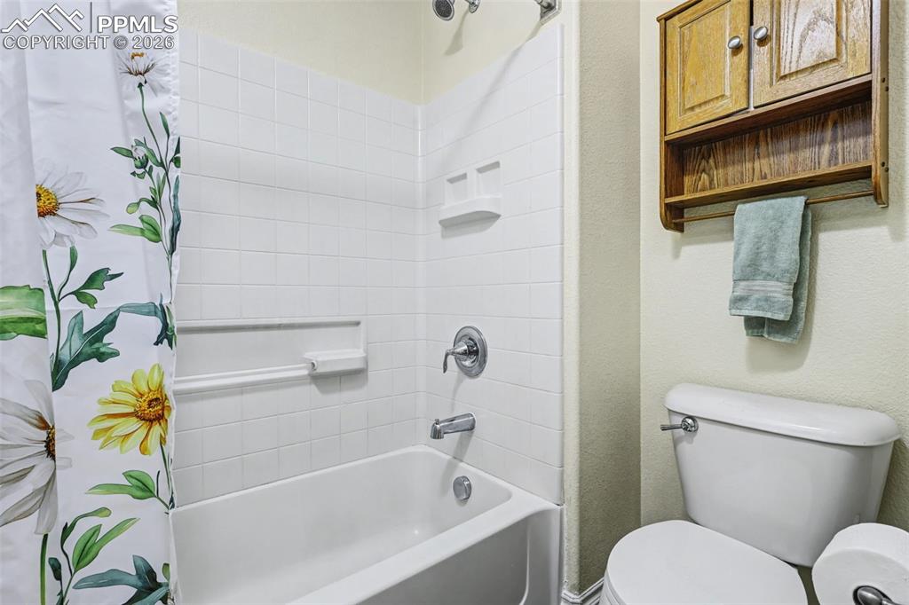 Image 32 of 40: Bathroom