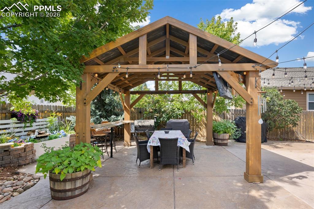 Image 35 of 40: Patio