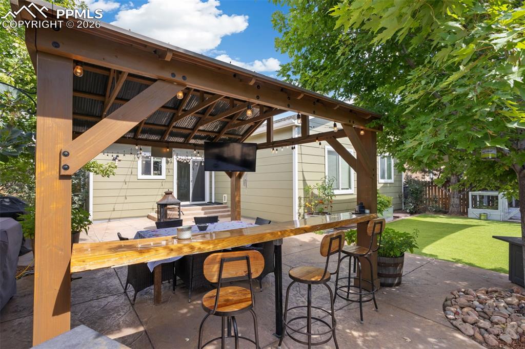 Image 36 of 40: Patio