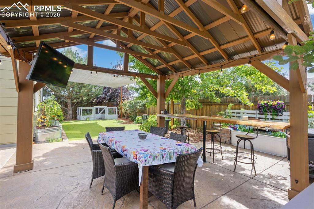 Image 37 of 40: Patio