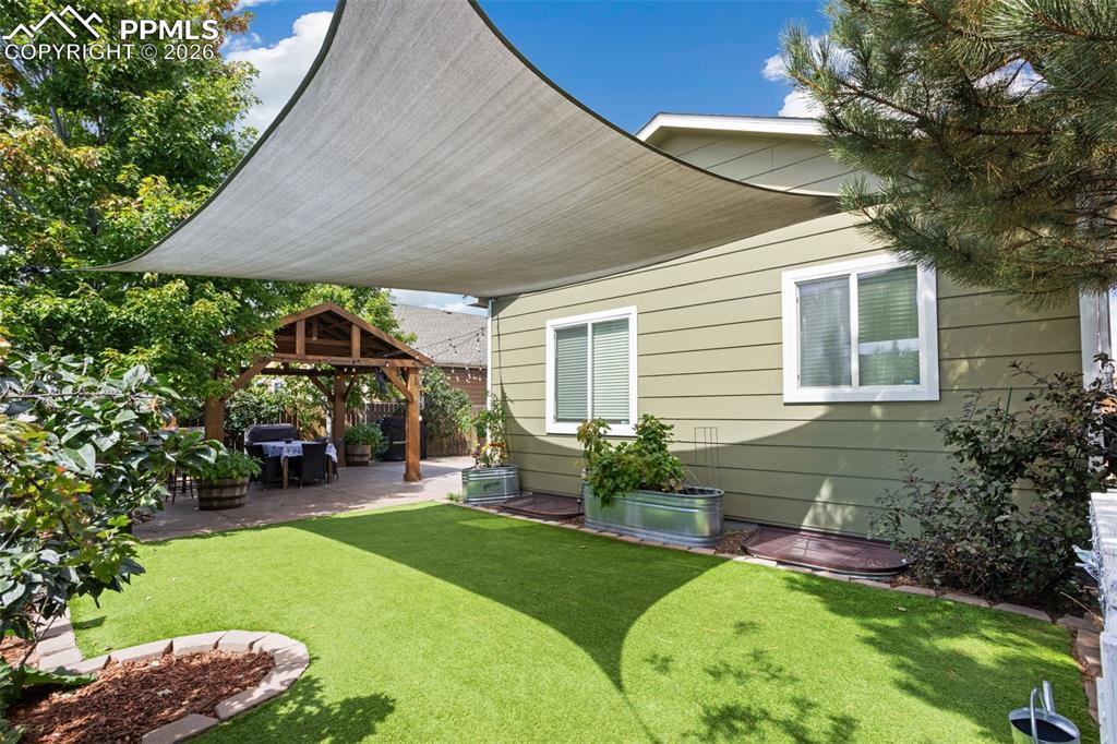 Image 39 of 40: Yard