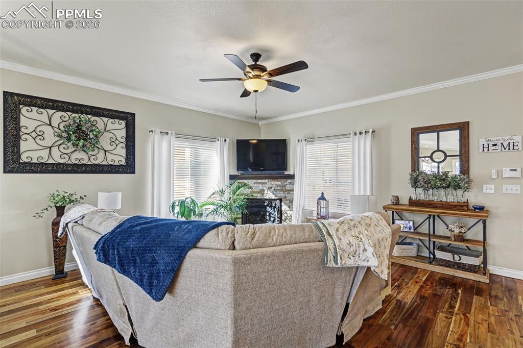 Image 6 of 40: Living Room