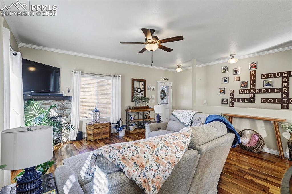 Image 7 of 40: Living Room