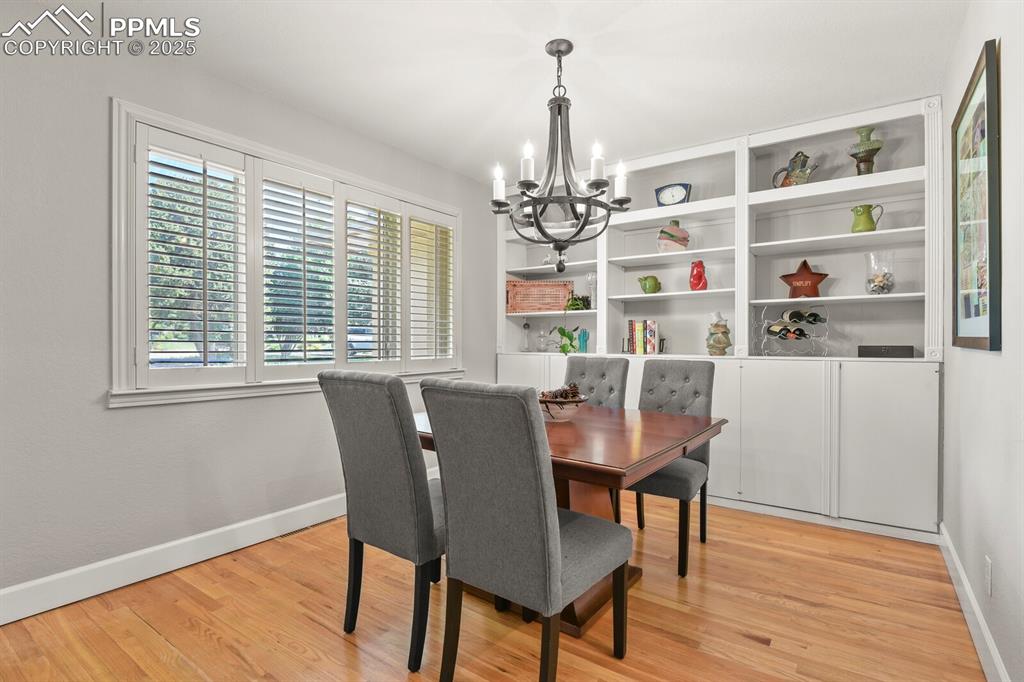 Image 10 of 50: Dining Area