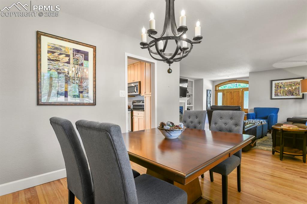 Image 11 of 50: Dining Area