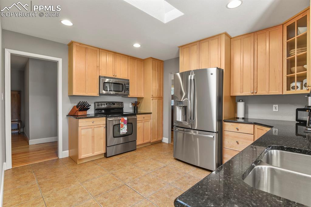 Image 13 of 50: Kitchen