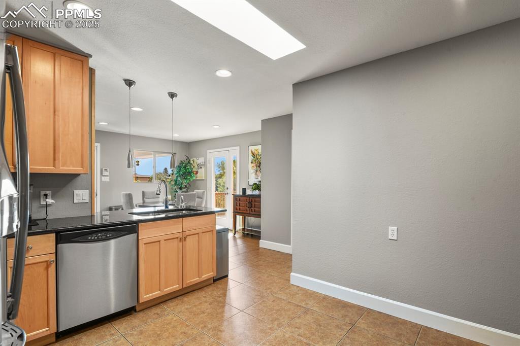 Image 15 of 50: Kitchen