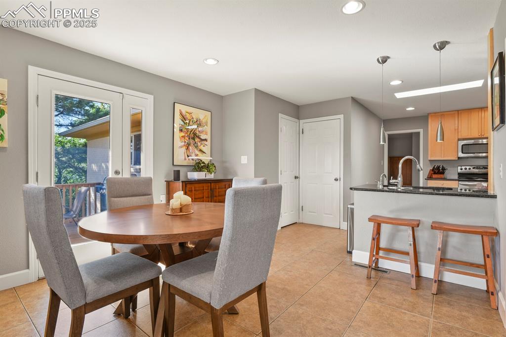 Image 17 of 50: Dining Area