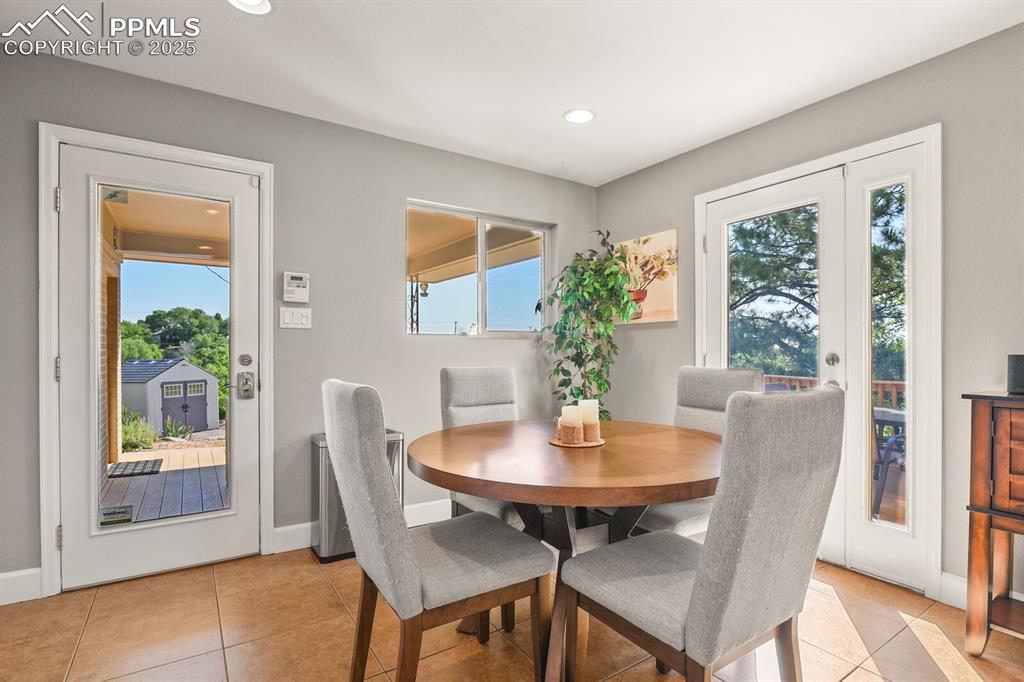 Image 18 of 50: Dining Area