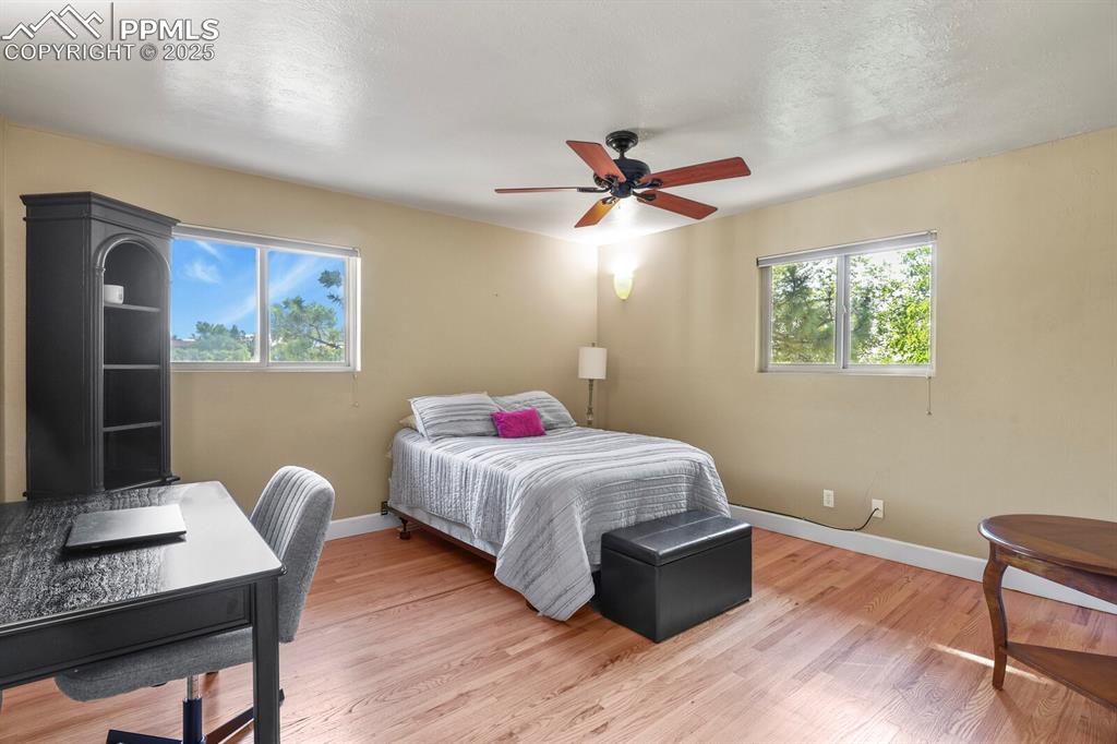 Image 19 of 50: Bedroom